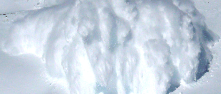 WYPRAWA RATUNKOWA WŚRÓD SCHODZĄCYCH LAWIN