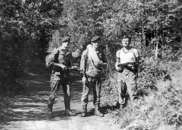 CZERWONE SWETRY W "CZERWONYCH BERETACH"