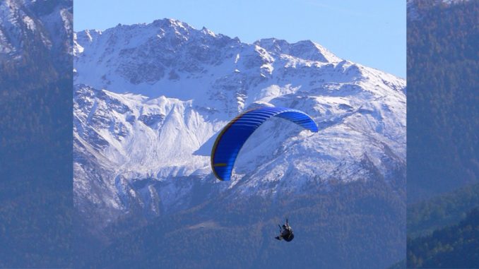 PARALOTNIARZE SPADAJĄ Z NIEBA