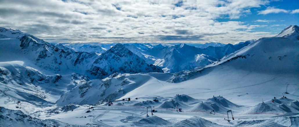 RATOWNICY GOPR KARKONOSZE NA LODOWCU STUBAI