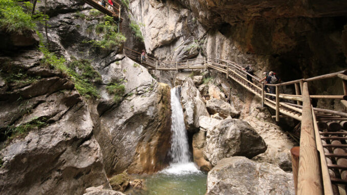 OBRYWY SKALNE I KAMIENNE LAWINY W ALPACH