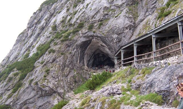 OBRYWY SKALNE I KAMIENNE LAWINY W ALPACH