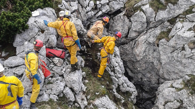 WIELKA AKCJA RATUNKOWA W JASKINI RIESENDING