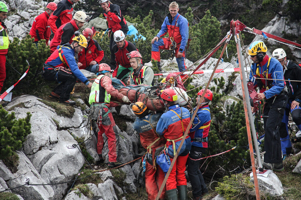 WIELKA AKCJA RATUNKOWA W JASKINI RIESENDING