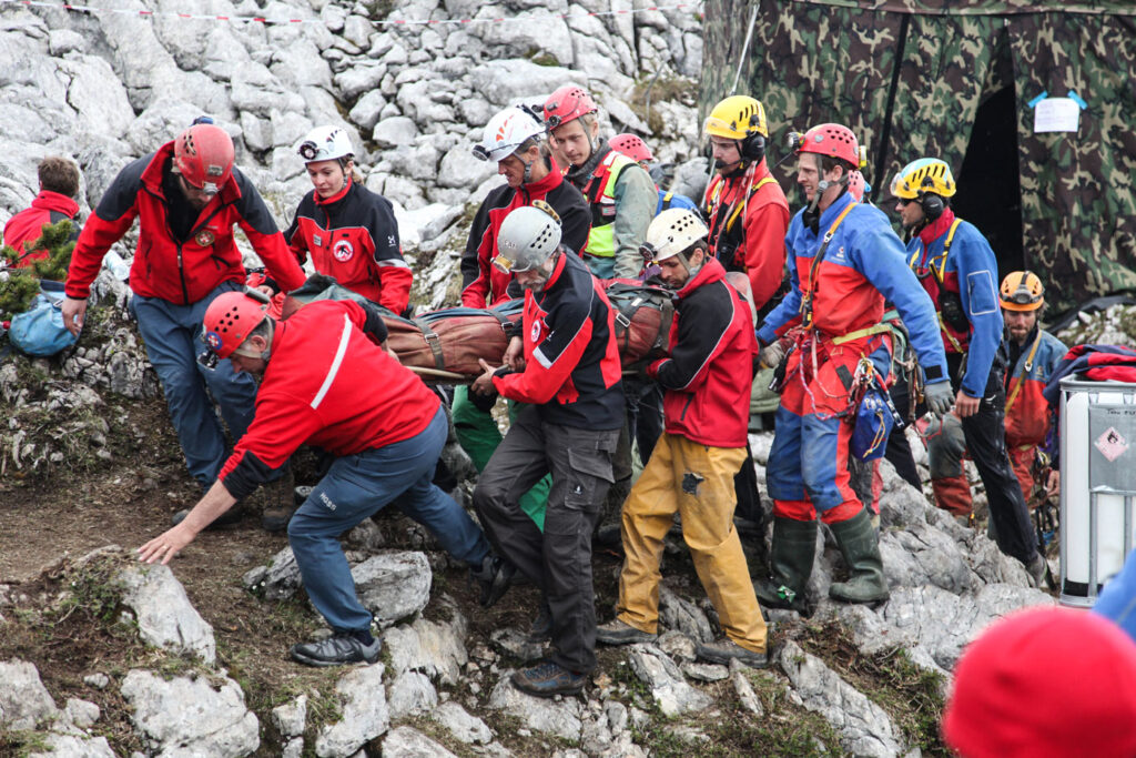WIELKA AKCJA RATUNKOWA W JASKINI RIESENDING