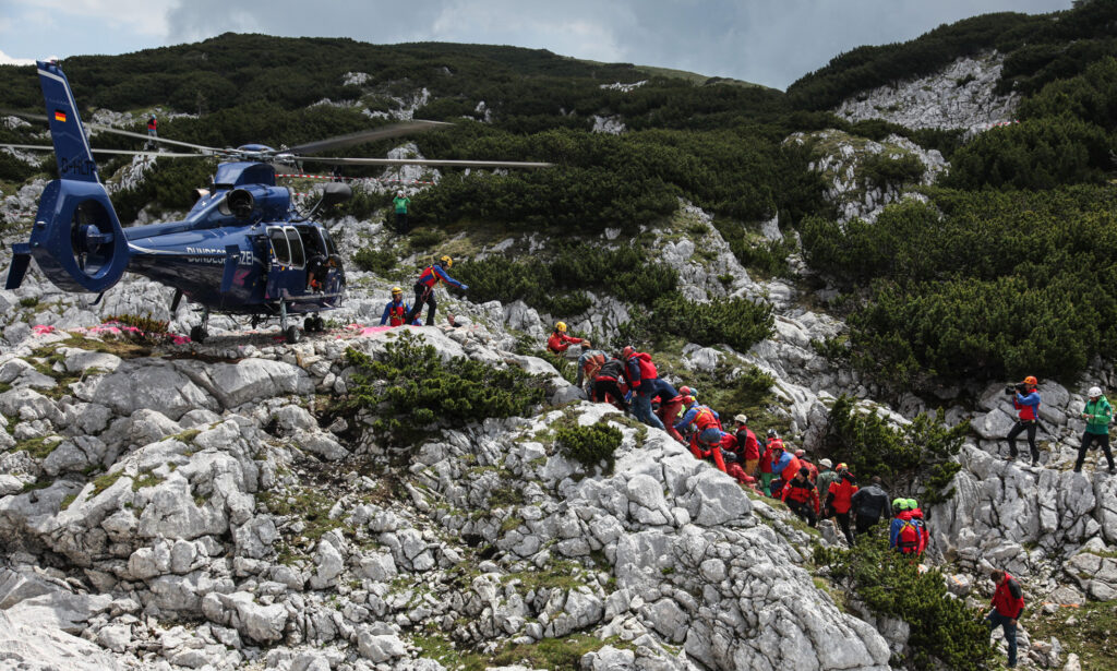 WIELKA AKCJA RATUNKOWA W JASKINI RIESENDING
