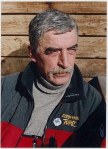 Z głębokim żalem zawiadamiamy, że w dniu 1 marca 2026 roku w wieku 79 lat, zmarł Andrzej Gąsienica-Józkowy.
Instruktor Ratownictwa Górskiego TOPR.
Był ratownikiem kandydatem od 1969 roku. Przysięgę ratowniczą złożył w 1970 roku, pracując przez 40 lat jako zawodowy ratownik górski.
Uczestnik 463 wypraw ratunkowych i ponad 440 interwencji w wypadkach narciarskich. Za zasługi dla ratownictwa górskiego został odznaczony Krzyżem Oficerskim Orderu Odrodzenia Polski.

Uroczystości pogrzebowe rozpoczną się 5 marca 2026 roku (czwartek), o godz. 13.00 Mszą Świętą Żałobną w Kaplicy na Cmentarzu Parafialnym przy ul. Nowotarskiej w Zakopanem.

Cześć Jego Pamięci